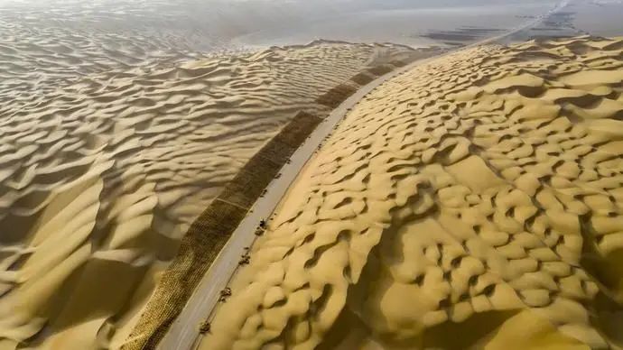 疯了！塔克拉玛干沙漠竟神奇地爆发了滔天洪水，地球气候乱套了？