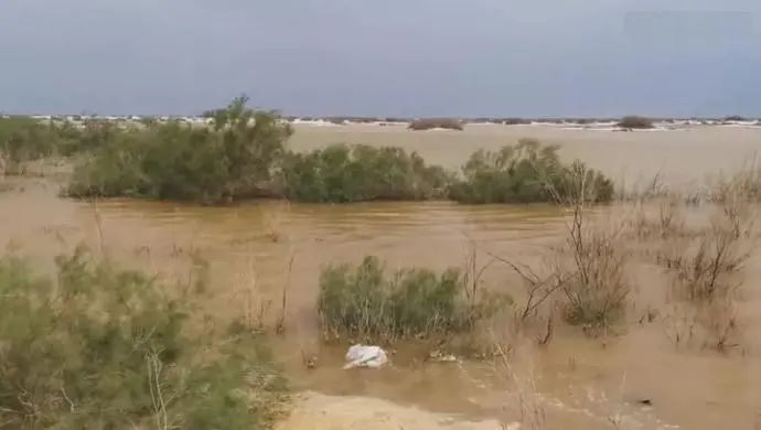 疯了！塔克拉玛干沙漠竟神奇地爆发了滔天洪水，地球气候乱套了？
