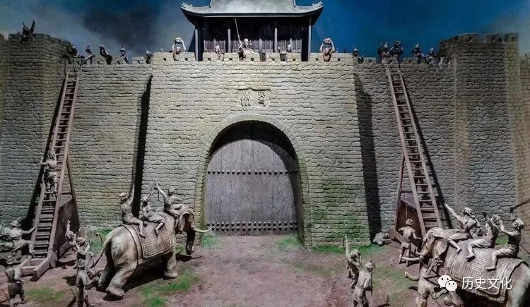 古代城门明明都是木门, 为何攻城时只撞门不用火烧门?