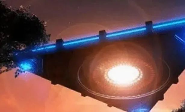 鄂尔多斯上空出现不明光束，像激光，疑似外星人乘坐UFO来访？