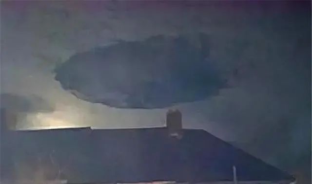UFO去英国了？数千名居民看到500米巨型“UFO”，它要入侵地球？