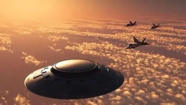 美国上空再次发现UFO，飞碟周身发出神秘光芒，是在被谁追赶吗？
