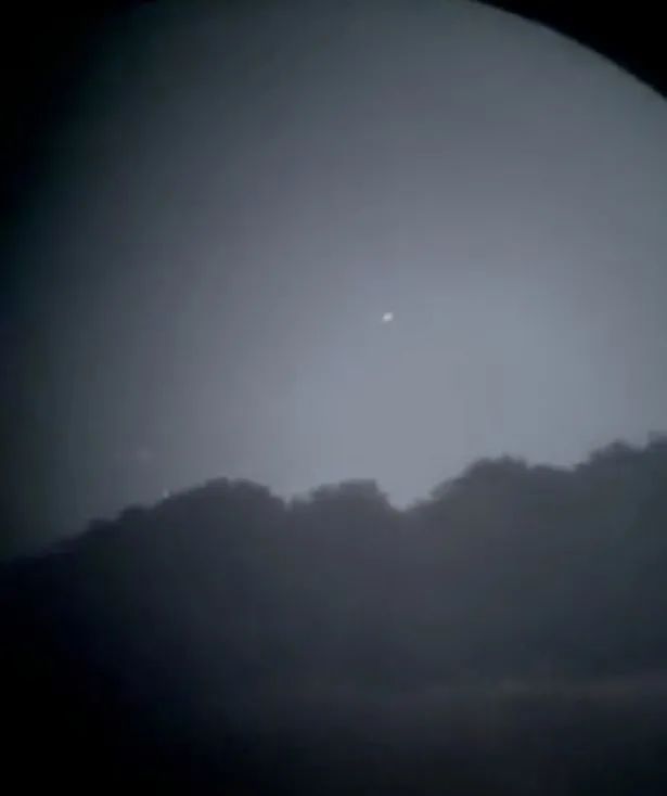 英国男子夜间赏月，无意摄下神秘移动光束，引发热议疑似UFO