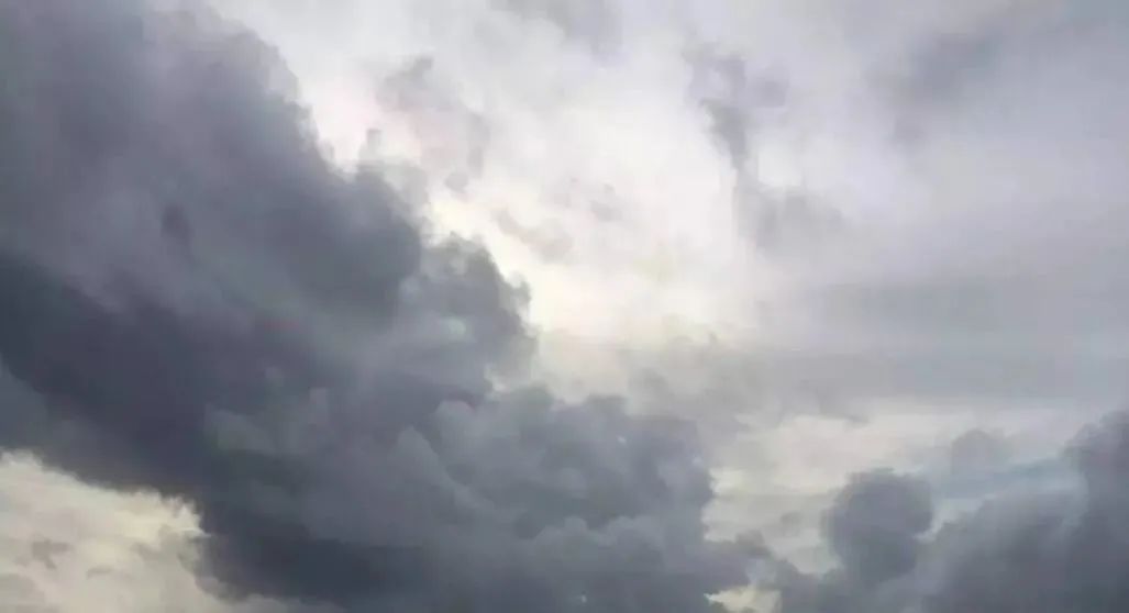 陕西渭南上空出现“诡异云团”，像浓烟一样，不停膨胀，到底是啥？