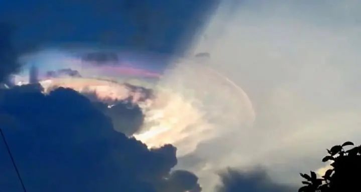 菲律宾上空惊现彩虹“飞碟云”，疑似巨大外星飞船
