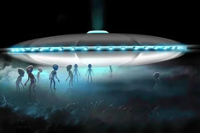 美国上空再次发现UFO，飞碟周身发出神秘光芒，是在被谁追赶吗？