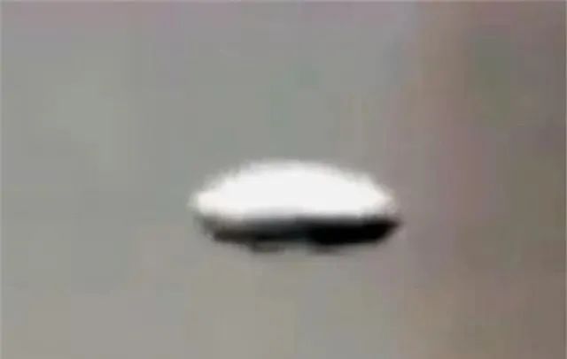 迪拜上空发现“UFO”，天空悬停持续高速旋转，网友议论纷纷！