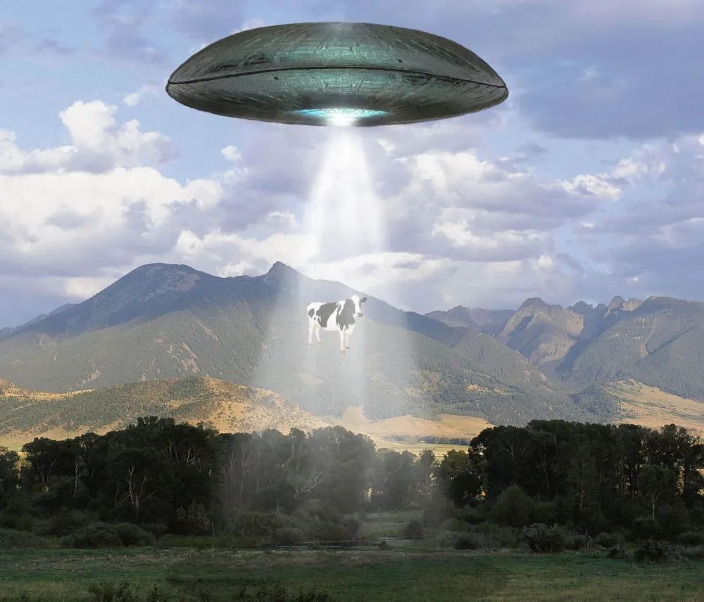 英国男子夜间赏月，无意摄下神秘移动光束，引发热议疑似UFO