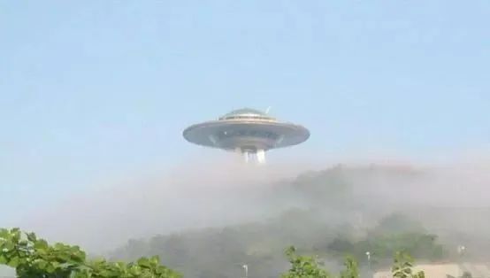 波兰上空出现巨型UFO，在60米高空处盘旋，此景恰被目击者拍到