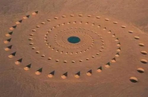 沙漠出现神秘图案，每秒钟都在变化，或许是外星文明留下的信号