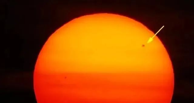 外星人在“偷取”能量？太阳表面疑出现UFO，这已不是第一次出现！