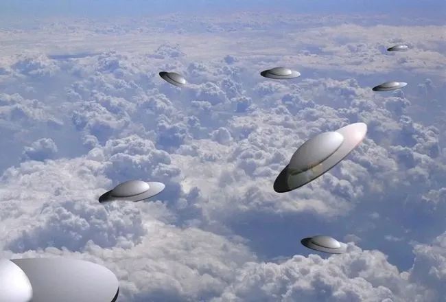 宇航员再次发现UFO踪迹，拍的照片清晰可见，外星人到底要干嘛？