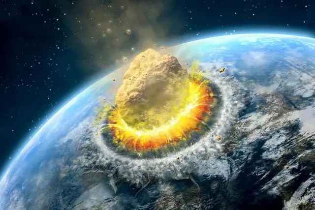 惊现陨石被不明飞行物击穿，网友称：这是外星人来拯救地球了？