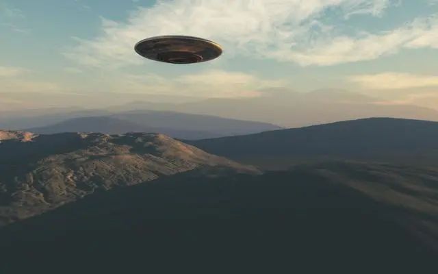 发现了外星人留在地球的灯塔？目击者：频繁有UFO在其指引下起落