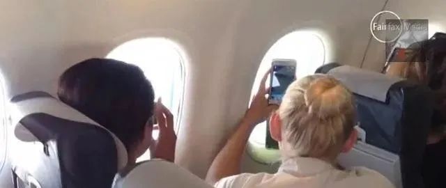 女子在飞机上拍照留念，突然拍到的惊人一幕，简直令人觉得不可思议！