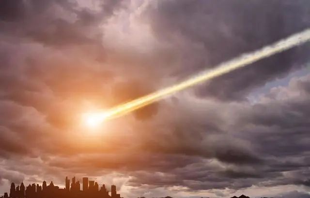 日本陨石被不明飞行物击穿，科学家：外星人拯救地球？
