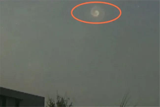 上海天空出现异象，螺旋状光点不断盘旋，是外星人的飞船吗？