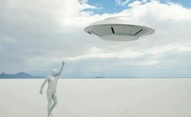 气球吗？美国上空出现一个“甜甜圈状”UFO，以恒定速度翻转