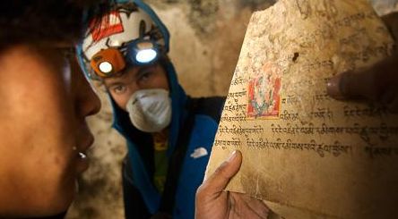 喜马拉雅山洞中发现文字, 记录巨人与外星人决斗?
