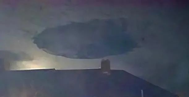 UFO造访英美！当地居民看到500米宽的“碟形乌云”，引发激烈争议