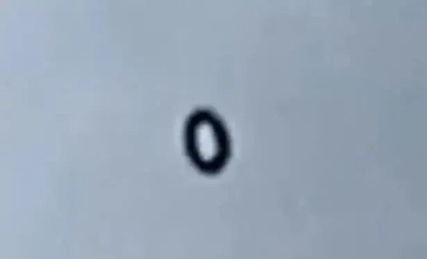气球吗？美国上空出现一个“甜甜圈状”UFO，以恒定速度翻转