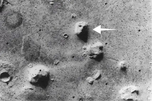 好奇号传回一张照片，火星地表发现“钢珠”，外星人的“子弹”？