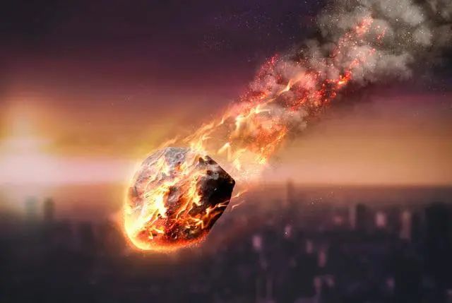 日本陨石被不明飞行物击穿，科学家：外星人拯救地球？