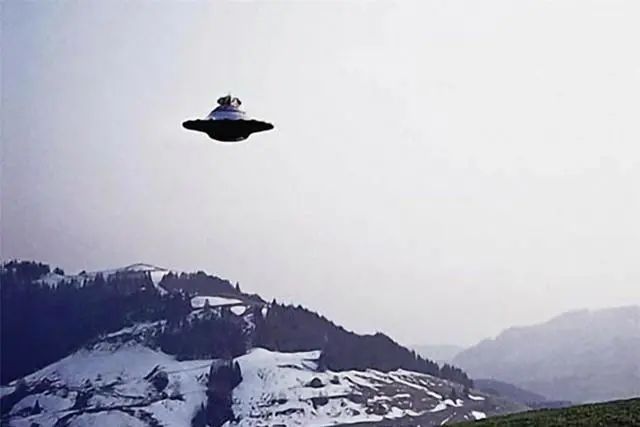 1957年纽约上空出现“UFO”，随后全市电力瘫痪，外星人来了？