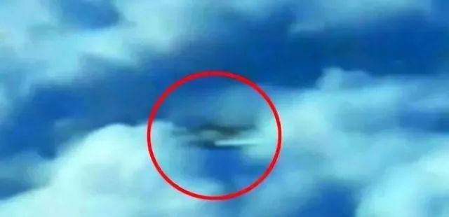 加拿大发现不明飞行物，红光穿过云层，不是流星也不是飞机！