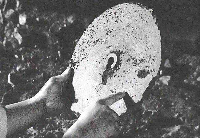 青海一山洞发现神秘石碟，专家鉴定此物非地球所有，外星人真的存在吗