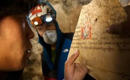 喜马拉雅的山洞里，记录“野人与外星人”决斗，他们才是地球人？