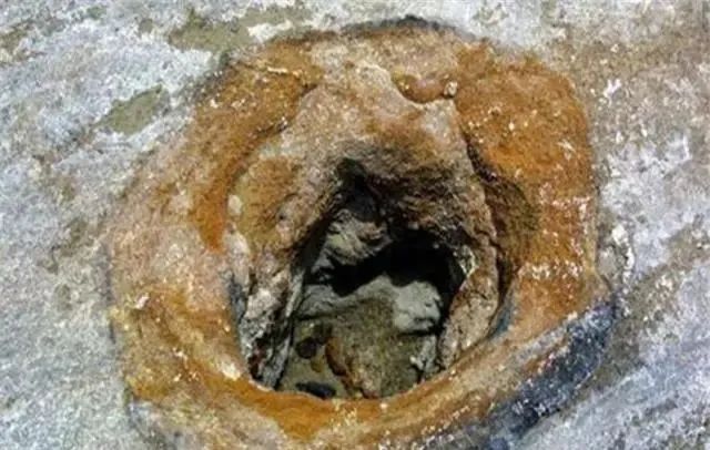 我国疑似发现“外星人遗址”，神秘铁管现身，至今大约2300年！