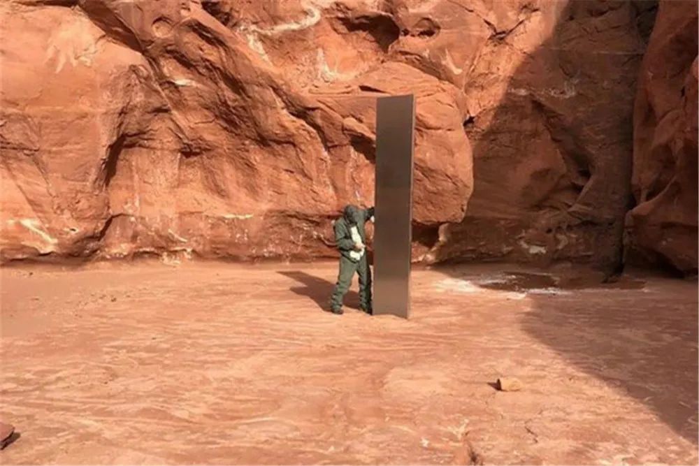 外星人来地球了？美国荒漠发现巨大金属板，不是人类所为！