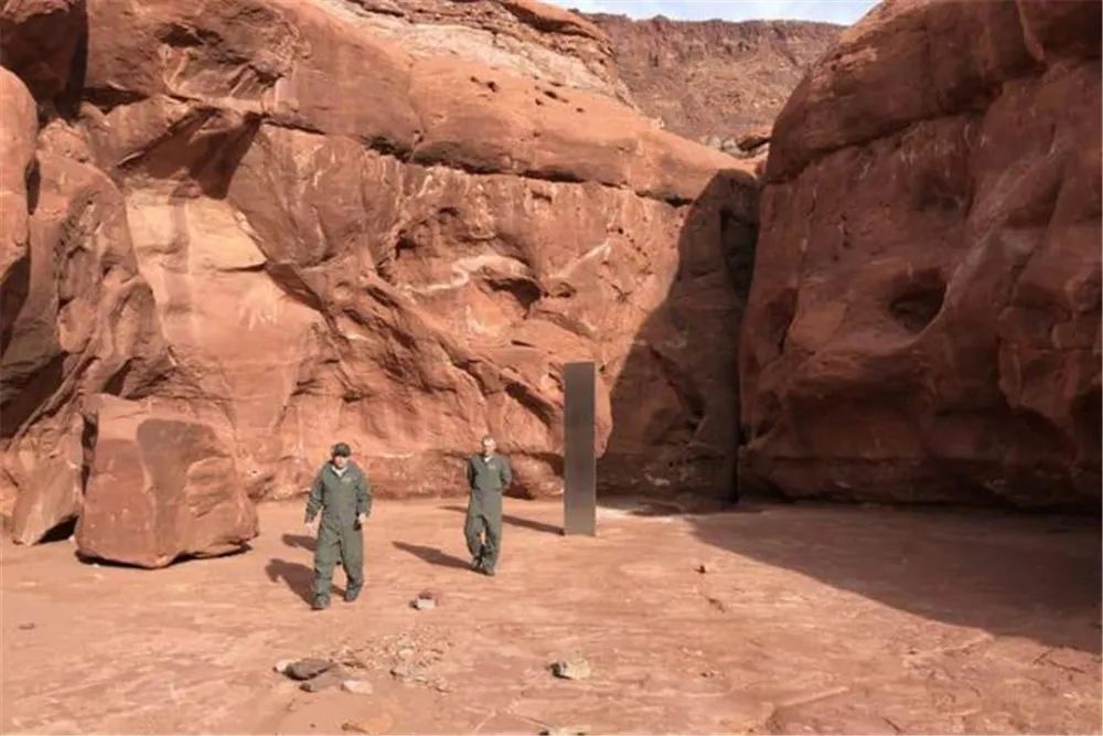 外星人来地球了？美国荒漠发现巨大金属板，不是人类所为！