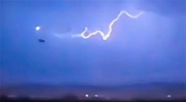 UFO在雷电中吸收能量？闪电附近出现神秘黑色物体，一动不动