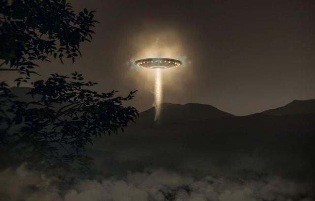 外星人留在地球的灯塔被发现？目击者：UFO在它的指引下频繁起降