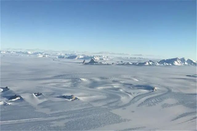 南极发现巨大冰船，烟囱和窗户清晰可见，是外星人留下的吗？