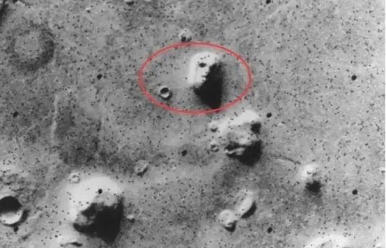 火星再现神秘物体！“祝融号”传回新照片，疑似发现一个“人影”