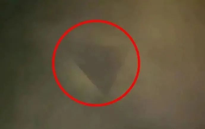 怪异UFO跑到国内，巨型三角不明飞行物躲上海云层后，意欲何为？