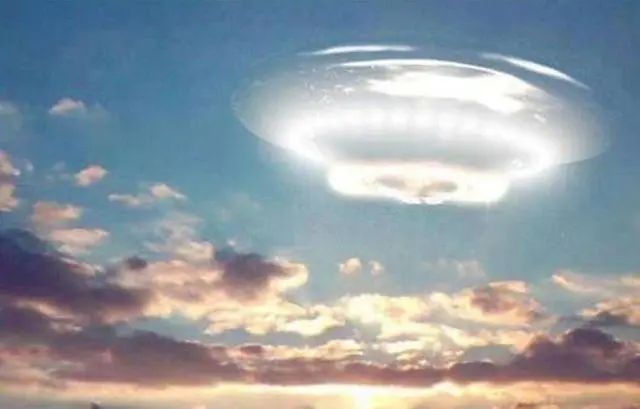 奇怪！有人目击UFO，并在空中盘旋，“他们”想干嘛？