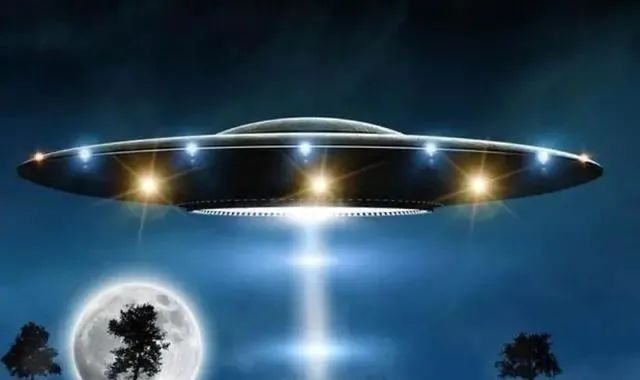 法国人拍到UFO掠过，在月面投下巨大阴影，NASA：称非人类飞行器
