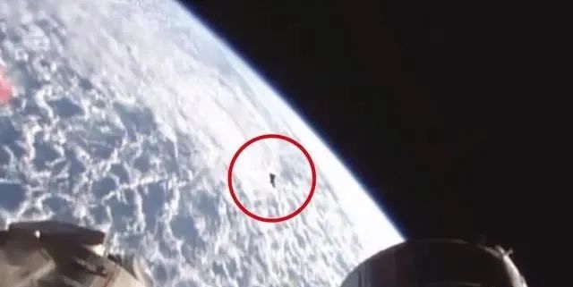 是外星人在太空“散步”吗？国际空间站直播视频中出现UFO