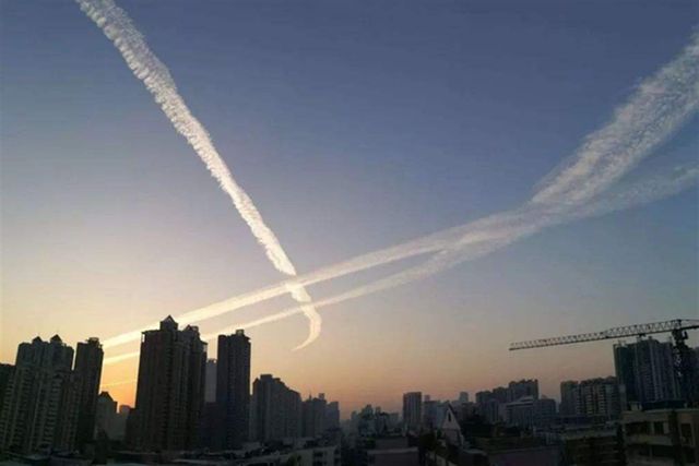 广东多地出现不明飞行物，在空中停留了2分钟，多人拍到了照片！