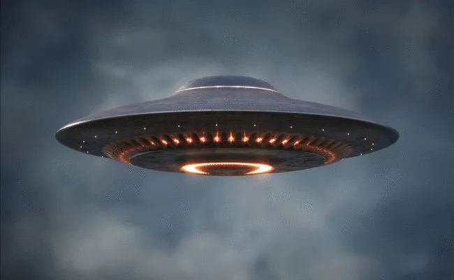 夜空突现发光螺旋体UFO，学者：6月UFO加紧现身，非为好事！