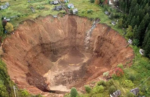 科学家发现多个“巨型坑洞”，在无人区出现，可能给人类带来威胁
