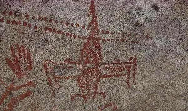 昆仑山神秘的“飞船”岩画，史前文明成迷，专家：画于10000年前