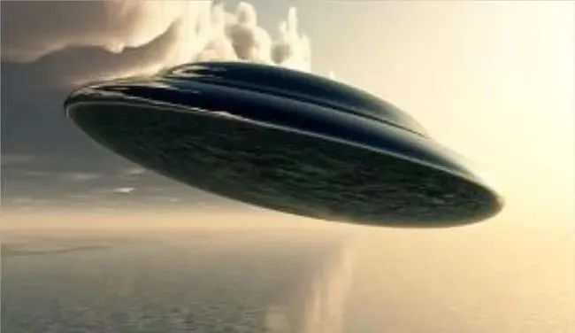 不明飞行物坠入鱼塘，现场奇异现象让人疑惑，为何今年UFO频繁出没