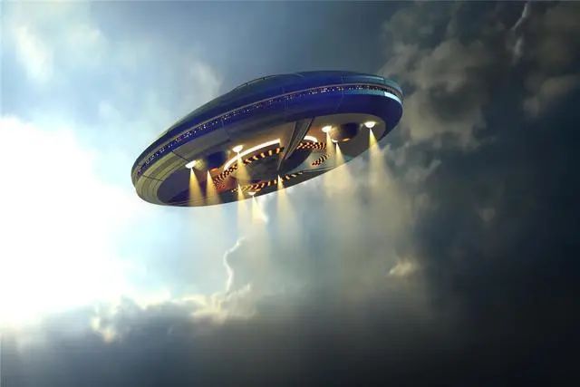 巴基斯坦飞行员发现“UFO”，散发白色光芒，外星人在巡查？