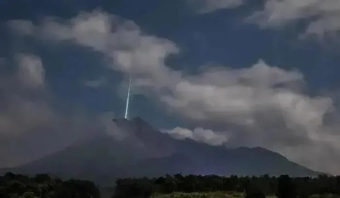 一道绿光坠入印尼火山，多处出现不明物体坠落，它们要干什么？
