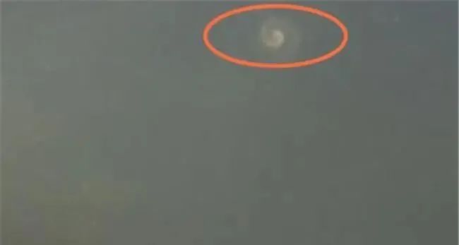 上海出现不明光点，螺旋状在空中停留10分钟，是外星人出现了吗？